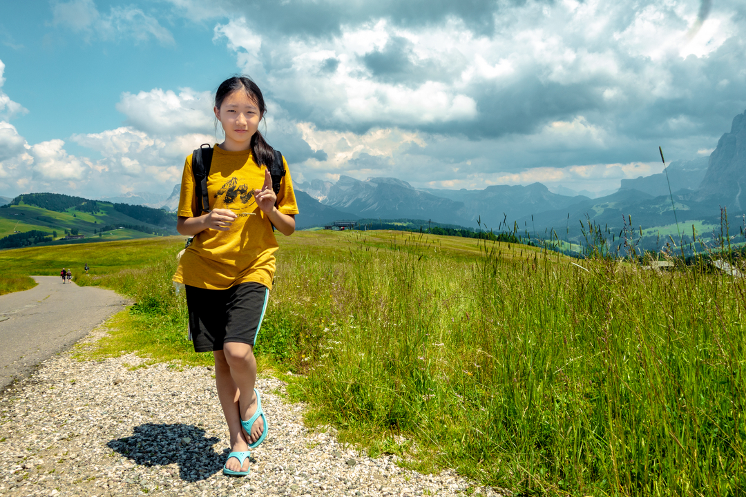 阿爾卑斯山間的悠然漫步：少女與青春的夏日記憶