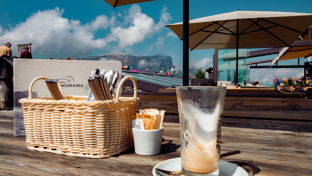 山巒環繞下的咖啡館，挪威峽灣的慵懶午後