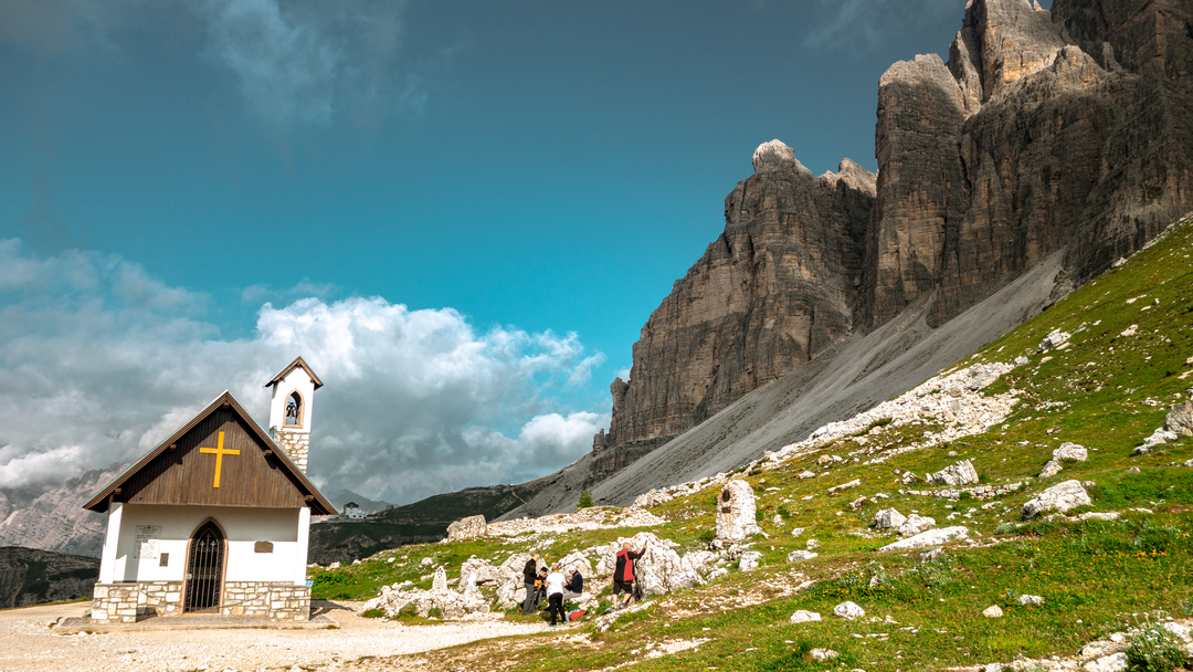 多洛米蒂山下的小教堂 信仰與自然的交響詩