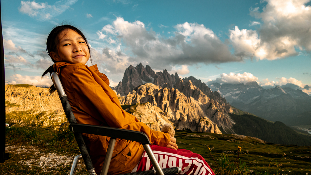 阿爾卑斯山下的黃昏微笑