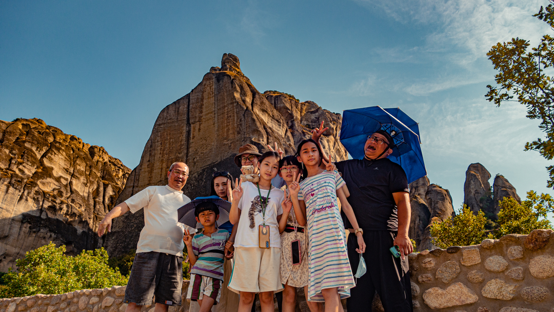 在梅特歐拉的岩石間尋找家的溫暖