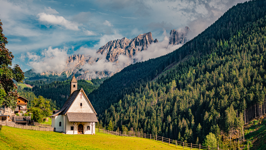 阿爾卑斯山下的寧靜晨禱：多洛米蒂山脈的虔誠