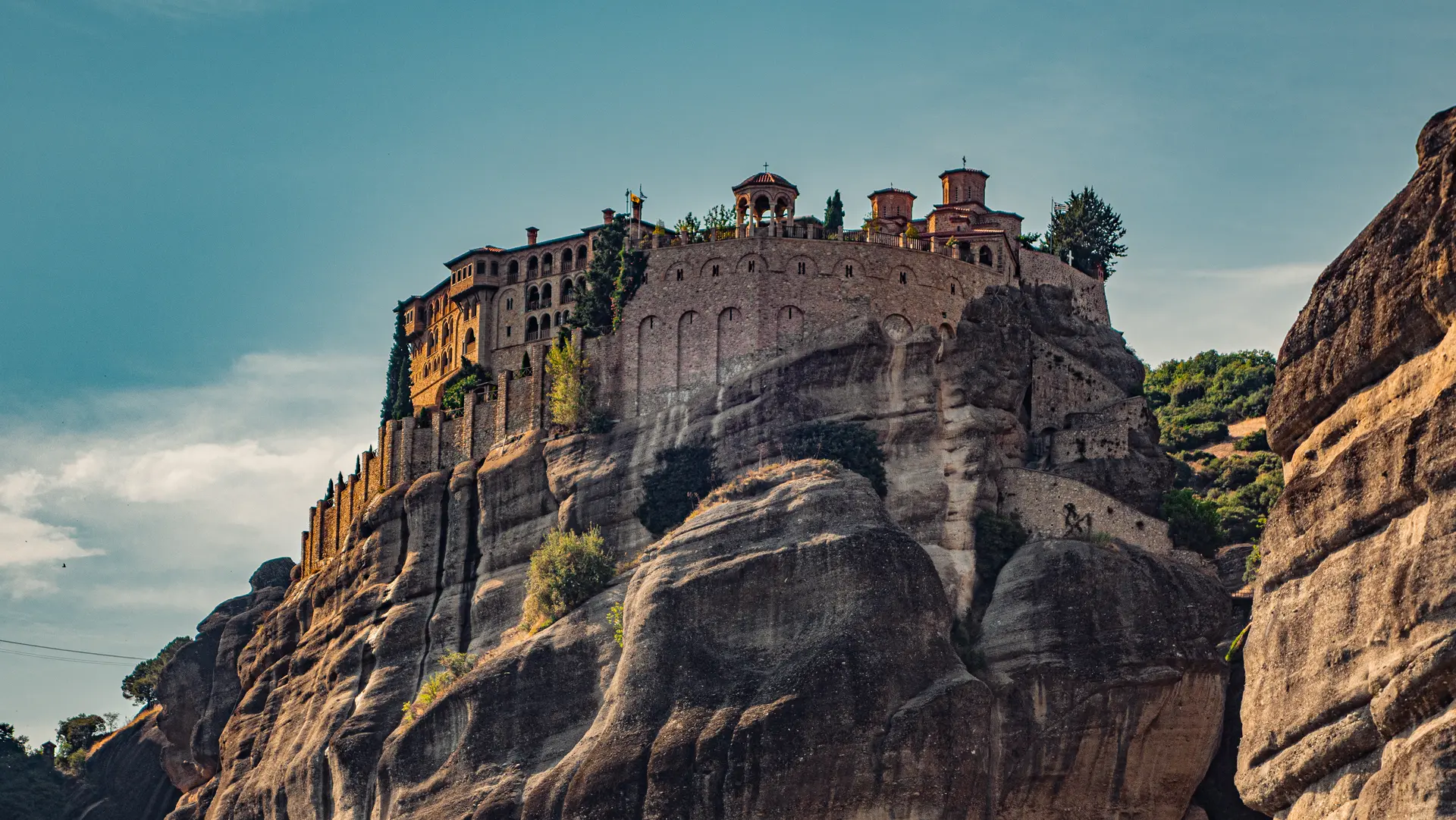 《懸崖上的奇蹟：遇見梅特歐拉修道院》